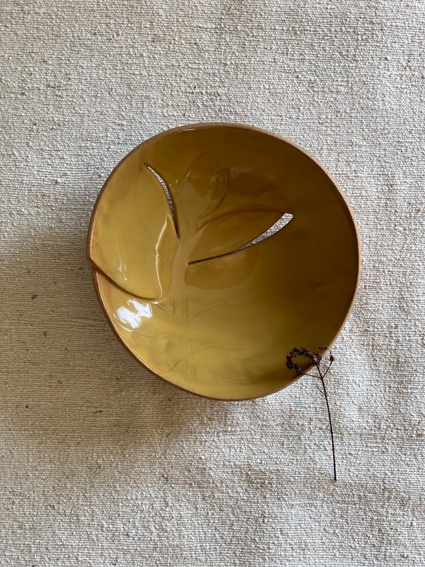 7 1/2" Yellow Decorative Leaf Plate