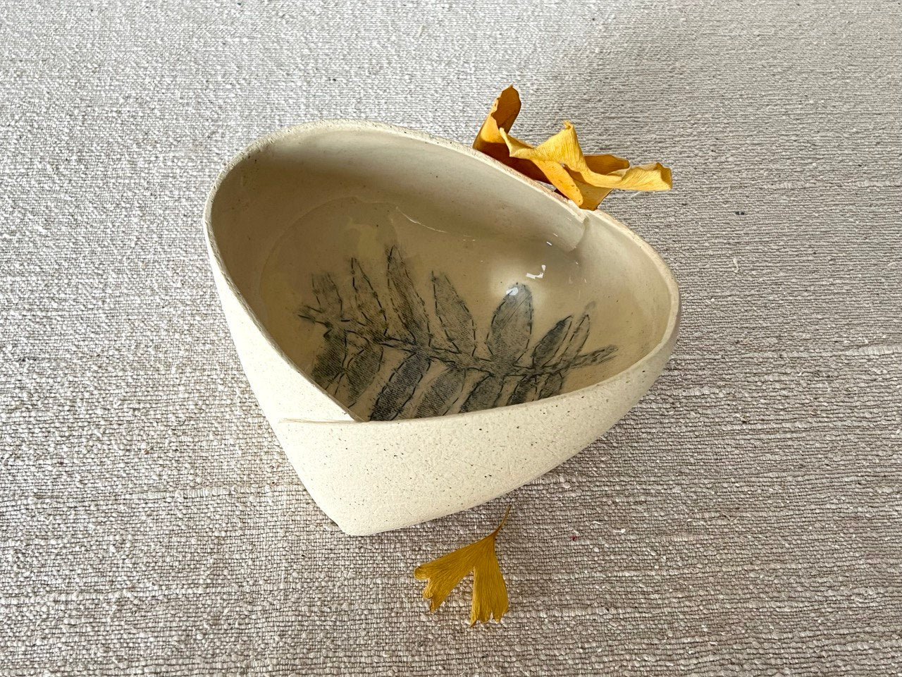 6" Off-white Leaf Bowl