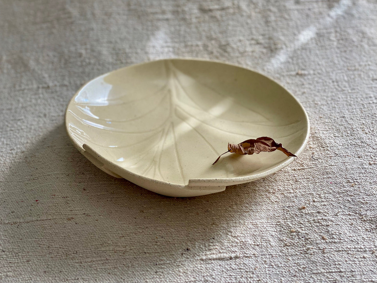 8" Beige Leaf Plate