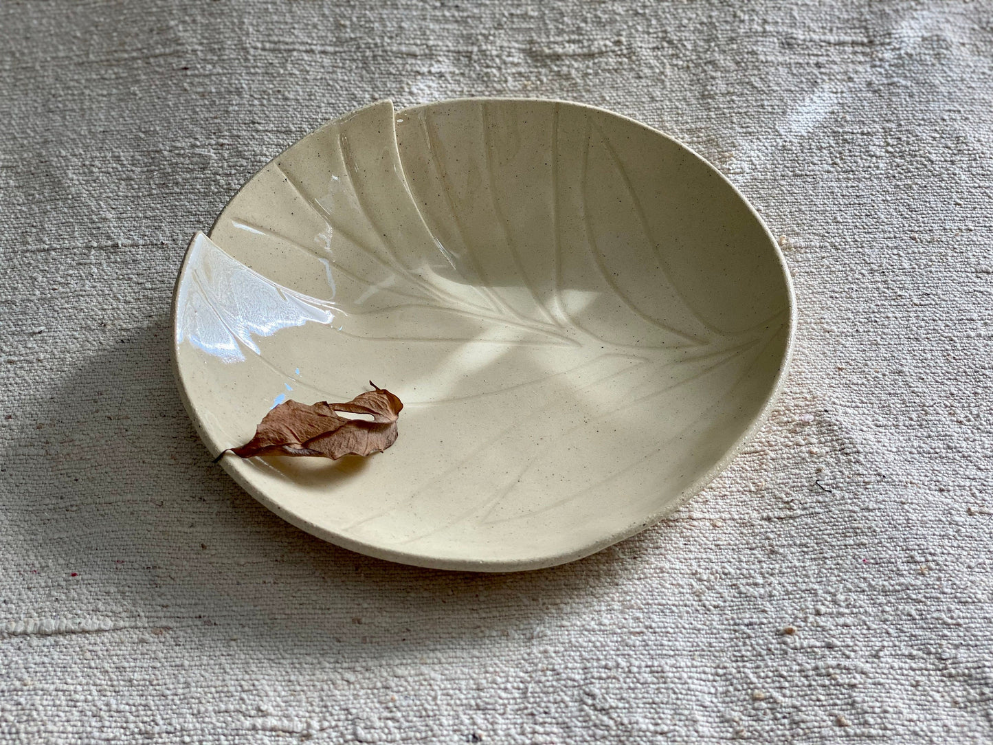 8" Beige Leaf Plate